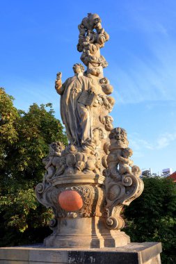 Prag Çek Cumhuriyeti 'nde (Praha, Çek Cumhuriyeti) Charles Köprüsü' ndeki (Karluv 'un çoğu) tarihi taş köprü)