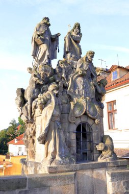 Prag Çek Cumhuriyeti 'nde (Praha, Çek Cumhuriyeti) Charles Köprüsü' ndeki (Karluv 'un çoğu) tarihi taş köprü)