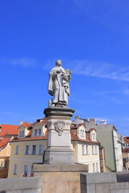 Prag Çek Cumhuriyeti 'nde (Praha, Çek Cumhuriyeti) Charles Köprüsü' ndeki (Karluv 'un çoğu) tarihi taş köprü)