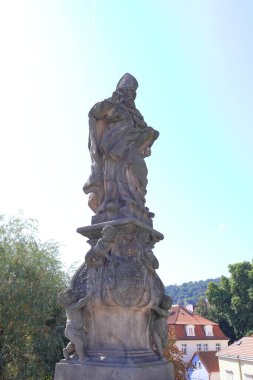 Prag Çek Cumhuriyeti 'nde (Praha, Çek Cumhuriyeti) Charles Köprüsü' ndeki (Karluv 'un çoğu) tarihi taş köprü)