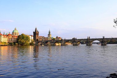 Prag Çek Cumhuriyeti 'nde tarihi bir köprü (Praha, Çek Cumhuriyeti).)