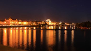 Prag Şatosu 'nun (Prazsky Hrad) Prag Çek Cumhuriyeti' ndeki tarihi taş köprü manzarası (Praha, Çek Cumhuriyeti))
