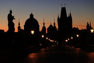 Prag Çek Cumhuriyeti 'nde tarihi bir köprü (Praha, Çek Cumhuriyeti).)