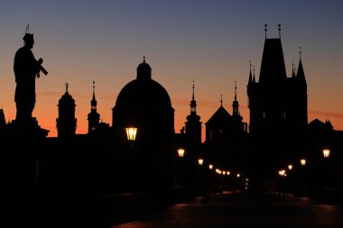 Prag Çek Cumhuriyeti 'nde tarihi bir köprü (Praha, Çek Cumhuriyeti).)