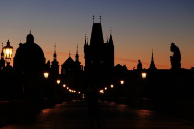 Prag Çek Cumhuriyeti 'nde tarihi bir köprü (Praha, Çek Cumhuriyeti).)