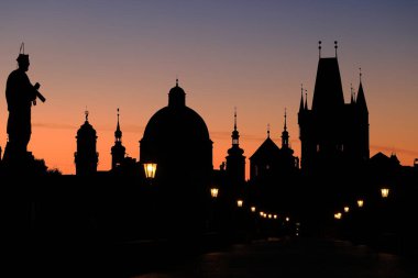 Prag Çek Cumhuriyeti 'nde tarihi bir köprü (Praha, Çek Cumhuriyeti).)