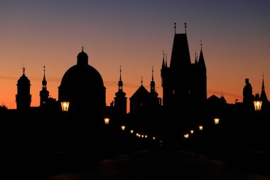 Prag Çek Cumhuriyeti 'nde tarihi bir köprü (Praha, Çek Cumhuriyeti).)
