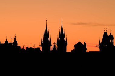 Prag Prag 'ın Prag Çek Cumhuriyeti' ndeki Charles Köprüsü 'nden (Karluv' un çoğu) tarihi taş köprü manzarası)