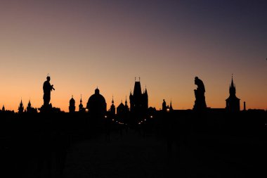 Prag Çek Cumhuriyeti 'nde tarihi bir köprü (Praha, Çek Cumhuriyeti).)