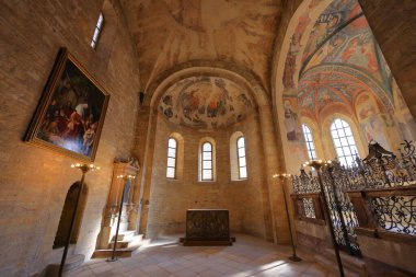 Prag Şatosu, Prag Çek (Prazsky Hrad, Praha, Çek Cumhuriyeti) 'nde yer alan Aziz George Bazilikası (Bazilika svateho Jiri))