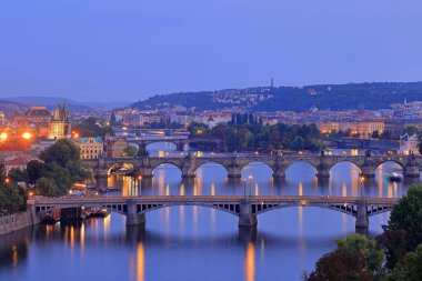 Prag Çek Cumhuriyeti 'ndeki eski tarihi binaların sokak manzarası (Praha, Çek)