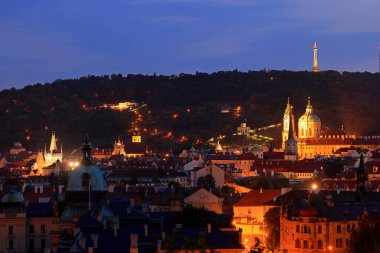 Prag Çek Cumhuriyeti 'ndeki eski tarihi binaların sokak manzarası (Praha, Çek)