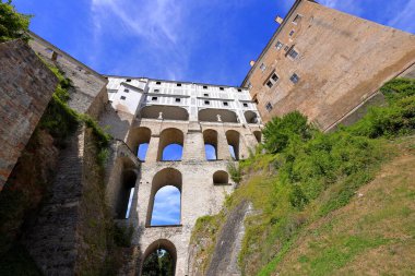 Çek Cumhuriyeti 'nin (Çek Cumhuriyeti) Güney Bohemya bölgesinde yer alan Cesky Krumlov kentindeki Pelerin Köprüsü (Plastovy))