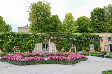 Schloss Mirabell (Mirabell Sarayı) 17. yüzyıl sarayı ve Salzburg, Avusturya 'da süs bahçeleri