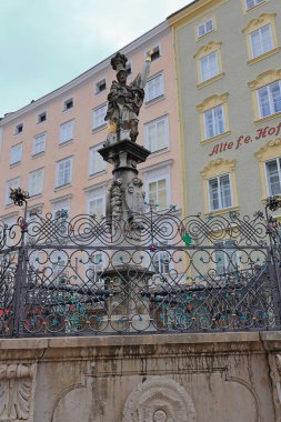 Salzburg Katedrali (Dom zu Salzburg) yakınlarındaki Plaza, Avusturya 'nın Salzburg kentinde müzesi bulunan 17. yüzyıl barok tarzı bir katedral.