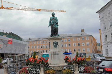 Salzburg Katedrali (Dom zu Salzburg) yakınlarındaki Plaza, Avusturya 'nın Salzburg kentinde müzesi bulunan 17. yüzyıl barok tarzı bir katedral.
