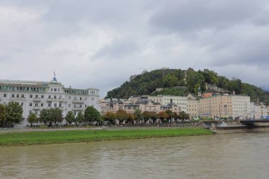 Salzburg, Avusturya 'da önemli bir cadde olan Getreidegasse yakınlarındaki sokak manzarası