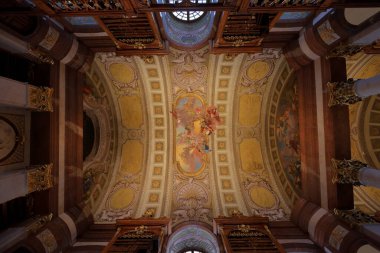 Avusturya Ulusal Kütüphanesi, Viyana, Avusturya 'da papirüs ve müzeler de dahil olmak üzere Ulusal Kütüphane' ye ev sahipliği yapan tavan freskleri ile Barok Devlet Sarayı