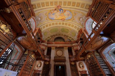 Avusturya Ulusal Kütüphanesi, Viyana, Avusturya 'da papirüs ve müzeler de dahil olmak üzere Ulusal Kütüphane' ye ev sahipliği yapan tavan freskleri ile Barok Devlet Sarayı