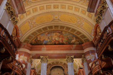 Avusturya Ulusal Kütüphanesi, Viyana, Avusturya 'da papirüs ve müzeler de dahil olmak üzere Ulusal Kütüphane' ye ev sahipliği yapan tavan freskleri ile Barok Devlet Sarayı