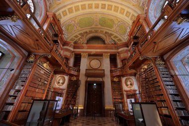 Avusturya Ulusal Kütüphanesi, Viyana, Avusturya 'da papirüs ve müzeler de dahil olmak üzere Ulusal Kütüphane' ye ev sahipliği yapan tavan freskleri ile Barok Devlet Sarayı