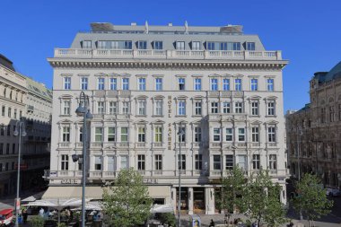 Avusturya, Viyana 'da tarihi mimari ve çok yönlü dekorasyonla sokak manzarası