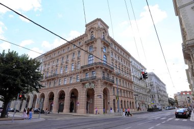 Avusturya, Viyana 'da tarihi mimari ve çok yönlü dekorasyonla sokak manzarası