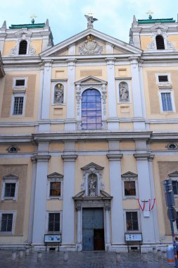 Avusturya, Viyana 'da tarihi mimari ve çok yönlü dekorasyonla sokak manzarası