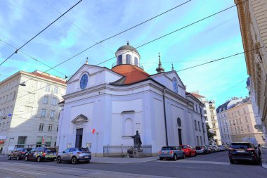 Avusturya, Viyana 'da tarihi mimari ve çok yönlü dekorasyonla sokak manzarası