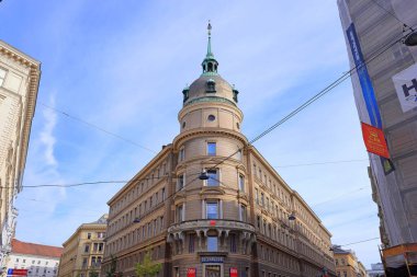 Avusturya, Viyana 'da tarihi mimari ve çok yönlü dekorasyonla sokak manzarası