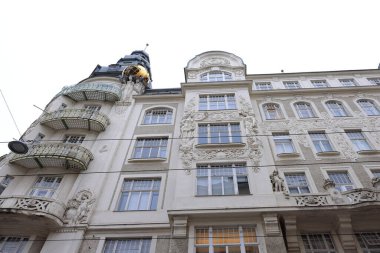 Avusturya, Viyana 'da tarihi mimari ve çok yönlü dekorasyonla sokak manzarası