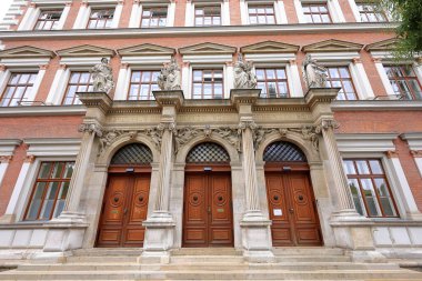 Avusturya, Viyana 'da tarihi mimari ve çok yönlü dekorasyonla sokak manzarası