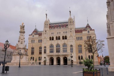 Kutsal Üçlü Meydanı (Szentharomsag ter), Budapeşte Macaristan 'daki Balıkçı Kalesi, Mattias Kilisesi ile ünlüdür.