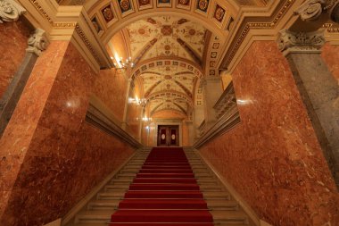 Macaristan Devlet Operası (Macar Allami Operahaz), Budapeşte Macaristan 'da tavan freskleri bulunan bir mekan.