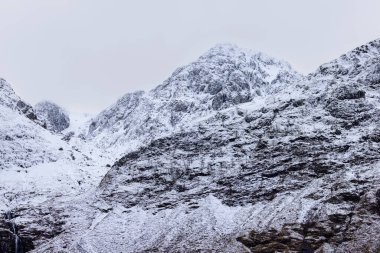 İskoçya, İngiltere 'deki Glencoe Vadisi' nden arabayla geçerken manzarası