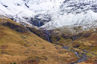 İskoçya, İngiltere 'deki Glencoe Vadisi' nden arabayla geçerken manzarası