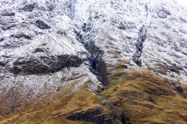 İskoçya, İngiltere 'deki Glencoe Vadisi' nden arabayla geçerken manzarası