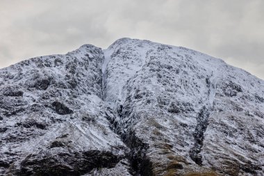 İskoçya, İngiltere 'deki Glencoe Vadisi' nden arabayla geçerken manzarası