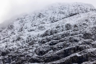 İskoçya, İngiltere 'deki Glencoe Vadisi' nden arabayla geçerken manzarası