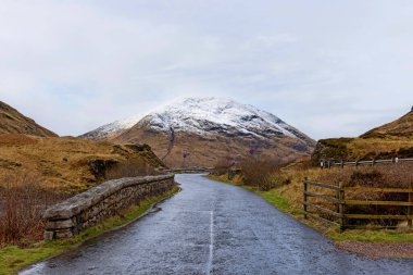 İskoçya, İngiltere 'deki Glencoe Vadisi' nden arabayla geçerken manzarası
