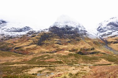 İngiltere, İskoçya 'daki Glencoe Vadisi' nden geçen manzaralı araçta Üç Kız Kardeş Bakış Açısı