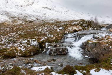 İskoçya, İngiltere 'deki Glencoe Vadisi' nden arabayla geçerken manzarası