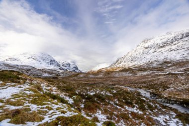 İskoçya, İngiltere 'deki Glencoe Vadisi' nden arabayla geçerken manzarası