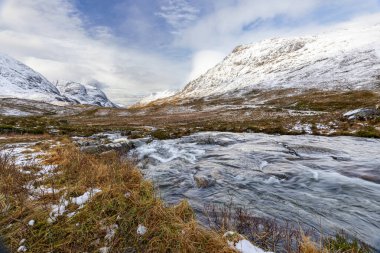 İskoçya, İngiltere 'deki Glencoe Vadisi' nden arabayla geçerken manzarası