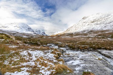 İskoçya, İngiltere 'deki Glencoe Vadisi' nden arabayla geçerken manzarası