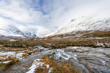 İskoçya, İngiltere 'deki Glencoe Vadisi' nden arabayla geçerken manzarası