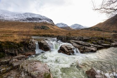 Skyfall Şelalesi İskoçya 'daki Glencoe Vadisi' nden geçen manzaralı yolculukta.