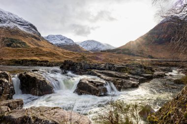 Skyfall Şelalesi İskoçya 'daki Glencoe Vadisi' nden geçen manzaralı yolculukta.