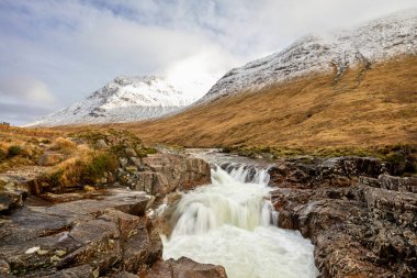 Glen Etive Waterfall İskoçya, İngiltere 'deki Glencoe Vadisi' nde manzaralı bir yolculukta