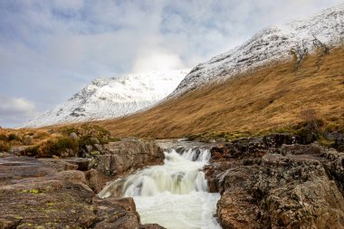 Glen Etive Waterfall İskoçya, İngiltere 'deki Glencoe Vadisi' nde manzaralı bir yolculukta